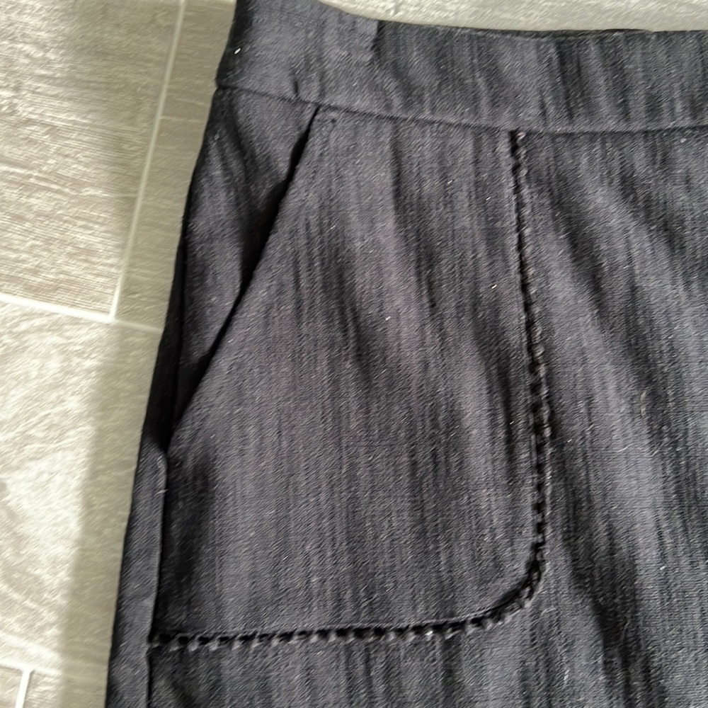 Black 18” lined skirt w/cute pocket trim detail - Picture 2 of 8
